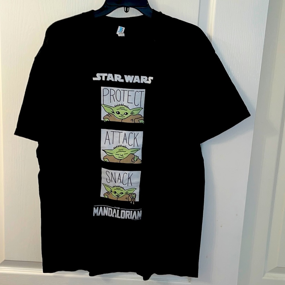 Mandalorian XL   Short sleeve T-shirt. Star wars front. Black background. Multi